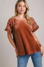 Load image into Gallery viewer, Umgee Velvet Embroidery Short Sleeve Blouse