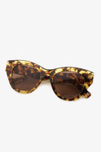Load image into Gallery viewer, Tortoiseshell Polycarbonate Wayfarer Sunglasses