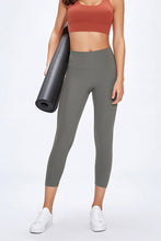 Load image into Gallery viewer, Slim Hip Cropped Leggings