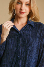 Load image into Gallery viewer, Umgee Side Slit Texture Button Up Shirt
