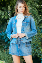 Load image into Gallery viewer, Veveret Button Up Raw Hem Denim Jacket
