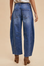 Load image into Gallery viewer, Annie Wear Mid Rise Barrel Leg Jeans with Pockets
