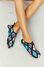 Load image into Gallery viewer, MMshoes On The Shore Water Shoes in Multi
