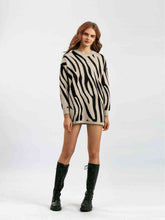Load image into Gallery viewer, Contrast Round Neck Drop Shoulder Sweater
