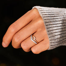 Load image into Gallery viewer, Knotted Heart Shape Inlaid Zircon Ring
