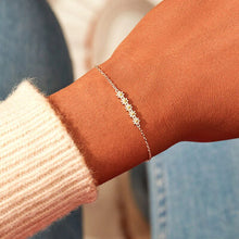 Load image into Gallery viewer, Daisy Shape Spring Ring Closure Bracelet
