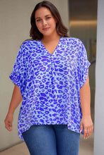 Load image into Gallery viewer, Plus Size Printed Notched Neck Half Sleeve Top
