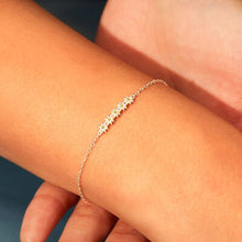 Load image into Gallery viewer, Daisy Shape Spring Ring Closure Bracelet
