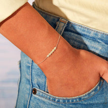 Load image into Gallery viewer, Daisy Shape Spring Ring Closure Bracelet
