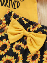 Load image into Gallery viewer, Girls Slogan Graphic Top and Sunflower Print Shorts Set
