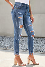 Load image into Gallery viewer, Distressed Frayed Hem Cropped Jeans
