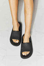 Load image into Gallery viewer, MMShoes Arms Around Me Open Toe Slide in Black
